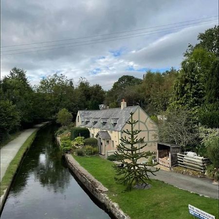 Canalside Cottage In The Heart Of Llangollen. Exteriör bild